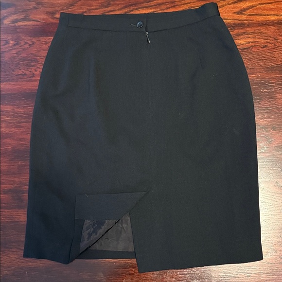 Elegant Ribbed Black Women's Skirt Size 8 - Picture 3 of 3